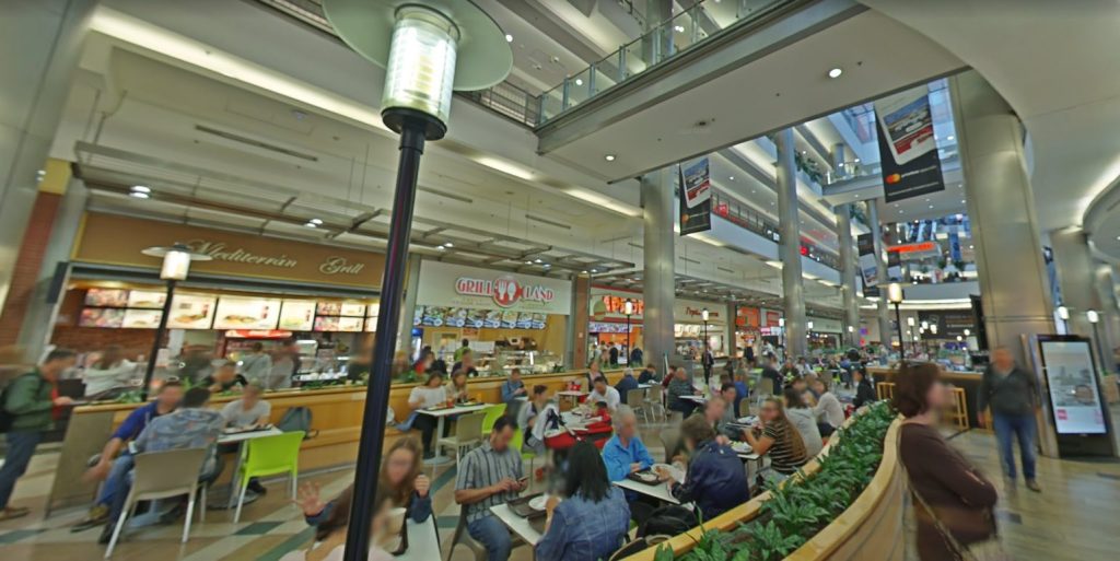 Plázabeli étteremrészleg ebédidőben – az OkosHACCP HACCP szaktanácsadással támogatja a szabályos működést.