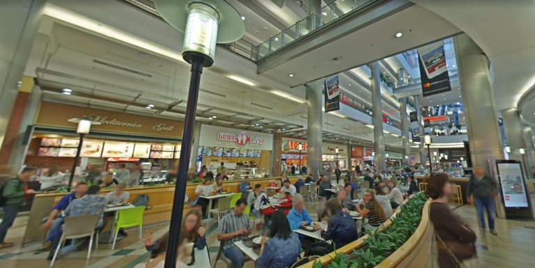 Plázabeli étteremrészleg ebédidőben – az OkosHACCP HACCP szaktanácsadással támogatja a szabályos működést.